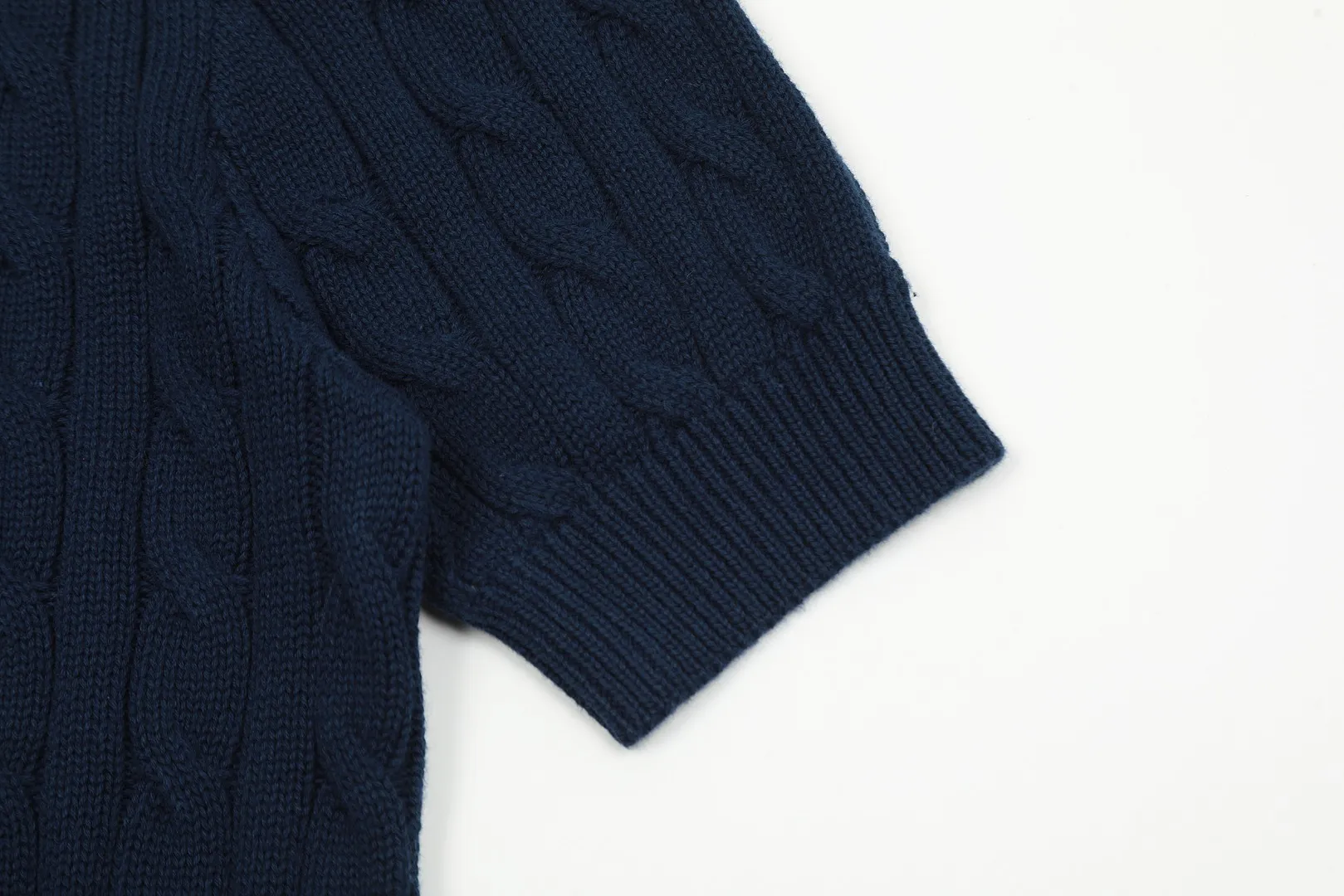 🅿️176 "Top quality" Style number: DS021# (not off the shelves all year round) [Ralph Lauren round neck cardigan solid color pony embroidered logo knitted short sleeves] ✅Ralph Lauren classic basic versatile all-season cardigan knitted short sleeves ✅Main supplier platform live broadcast Wholesale entities Replenish when out of stock Not off the shelves ✅ZP quality 1:1 version Scan the code to enter the GF website Counter quality ✅Details and quality are the only one in Guangzhou. Imported quality cotton yarn, focusing on high-end, cost-effective. Needless to say good quality. ✅The version is restored to the original order. The maximum size can be worn up to 160 pounds. Loose, comfortable and stress-free.